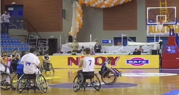 Αθλητής χορεύει ζεϊμπέκικο με το αναπηρικό του καροτσάκι!