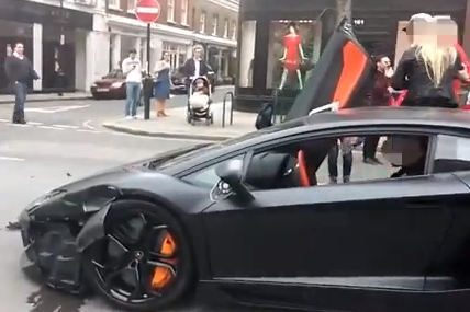 Lamborghini: Μπορείς να την στουκάρεις. Μπροστά σε κάμερα.