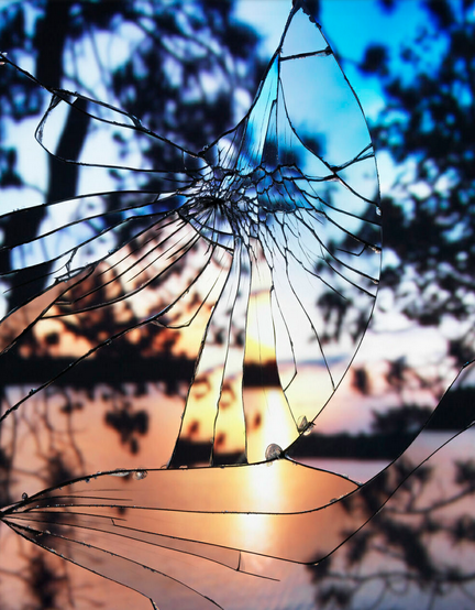 Το ηλιοβασίλεμα μέσα από ένα σπασμένο καθρέφτη