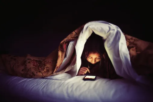 kid-in-bed-with-smartphone