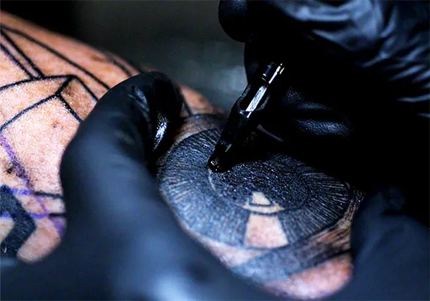 Το βίντεο που κάνει τον γύρο του κόσμου με το τατουάζ σε 