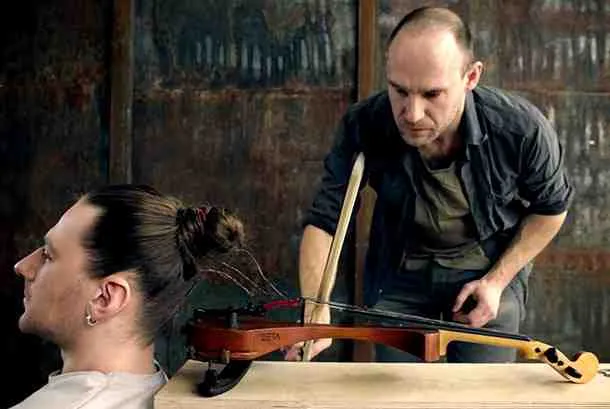Αυτός ο μουσικός δημιουργεί μουσική από ανθρώπινα μαλλιά 