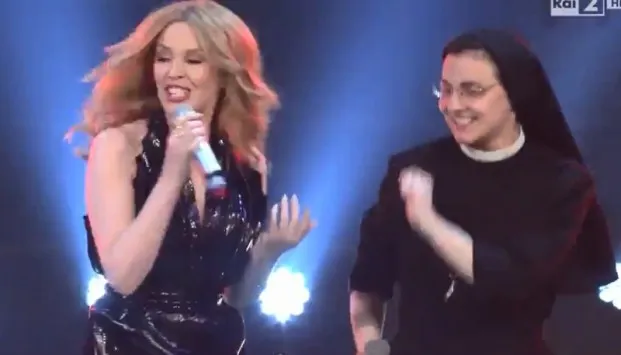 H εντυπωσιακή καλόγρια του Ιταλικού The Voice, τραγούδησε με την Κάιλι Μινόγκ!