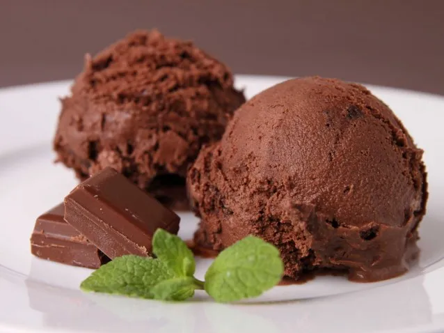 Εύκολο παγωτό σοκολάτας με 4 μόνο υλικά