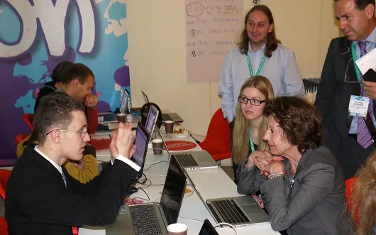 Η Επίτροπος Νέλι Κρους κατά την διάρκεια της επίσκεψής της  στην αρχική ανάπτυξη του site Yourock που έγινε κατά την διάρκεια του Συνεδρίου «ICT2013» στο Βίλνιους