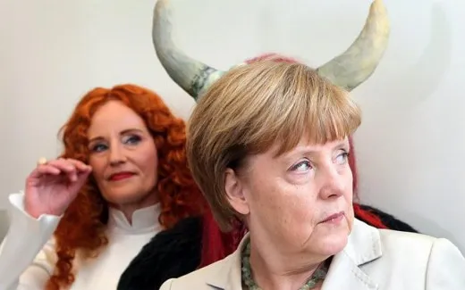 Η Άνγκελα Μέρκελ με... κέρατα στο γερμανικό κοινοβούλιο