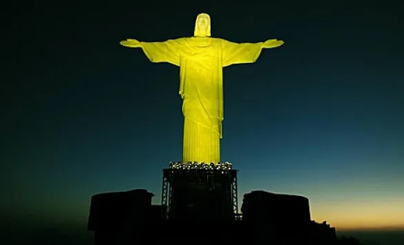 Βραζιλία: Στα χρώματα της Εθνικής το άγαλμα του Χριστού 