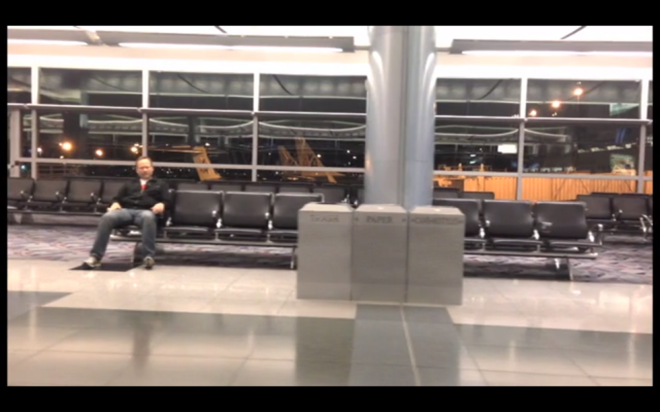 Αυτός ο τύπος έμεινε ένα ολόκληρο βράδυ μόνος του σε ένα αεροδρόμιο και δείτε τι έκανε