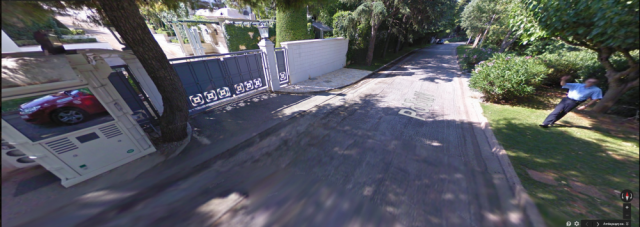 Google Street View: Φρουρός  χαιρετά το όχημα! 