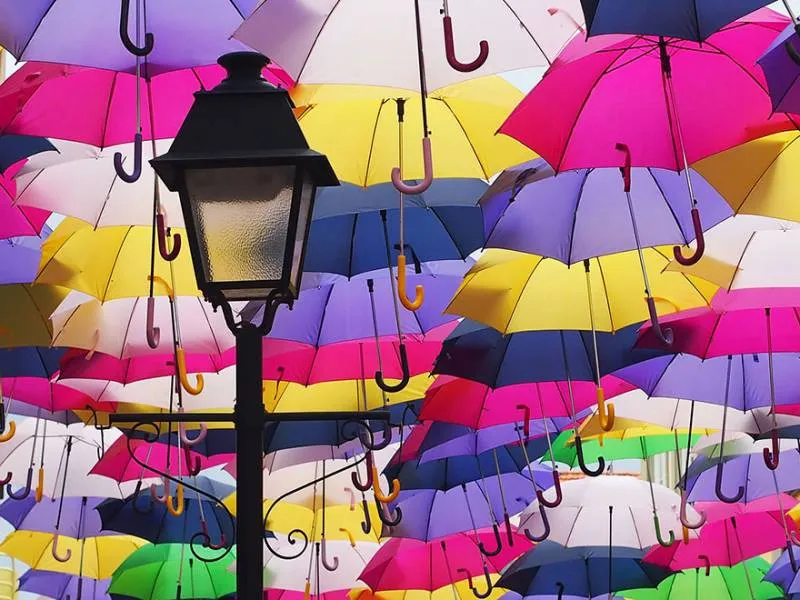 Πορτογαλία: Γέμισαν ξανά πολύχρωμες ομπρέλες οι δρόμοι της Águeda