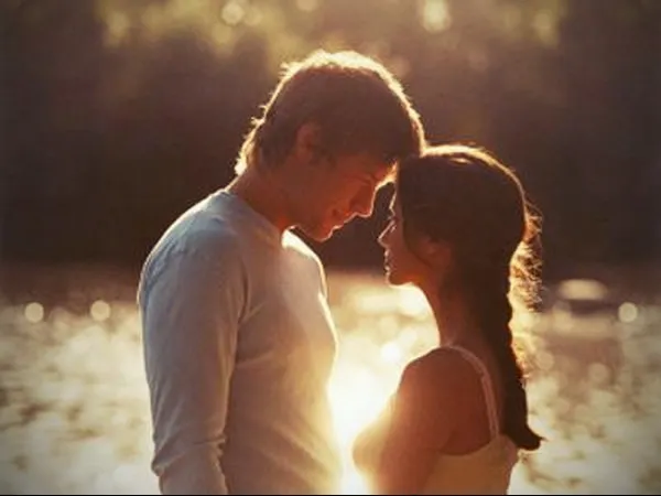 Couple-looking-into-eyes-at-sunrise