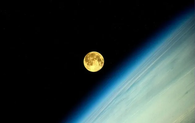 Οι πιο εντυπωσιακές φωτογραφίες της Πανσελήνου από κάθε γωνιά του πλανήτη