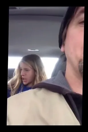 Πατέρας βγάζει βίντεο την κόρη του την ώρα που βγάζει selfie