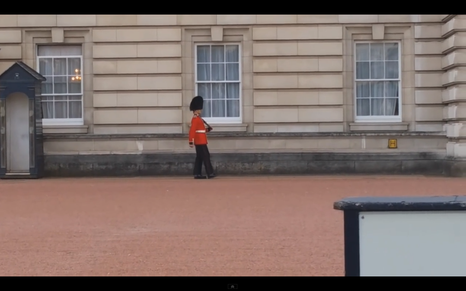 Ο φρουρός που χόρεψε έξω από το Buckingham Palace
