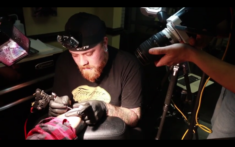 Δείτε από πολύ κοντά πώς γίνεται ένα τατουάζ