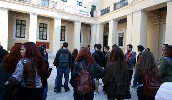 ΕΚΠΑ: Φοιτητές μπήκαν στο γραφείο του πρύτανη