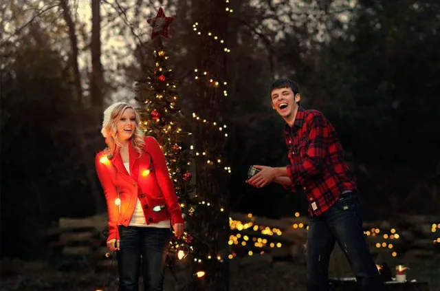 Outdoor-Light-Christmas-Photo-Ideas-For-Couple