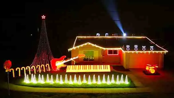 Ένα από τα πιο όμορφα στολισμένα χριστουγεννιάτικα σπίτια που είδαμε ποτέ!