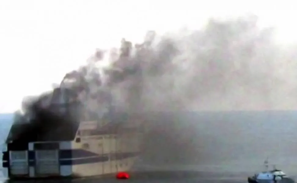 Πλοίο με 478 επιβάτες έχει παραδοθεί στις φλόγες βορειοδυτικά των Οθωνών