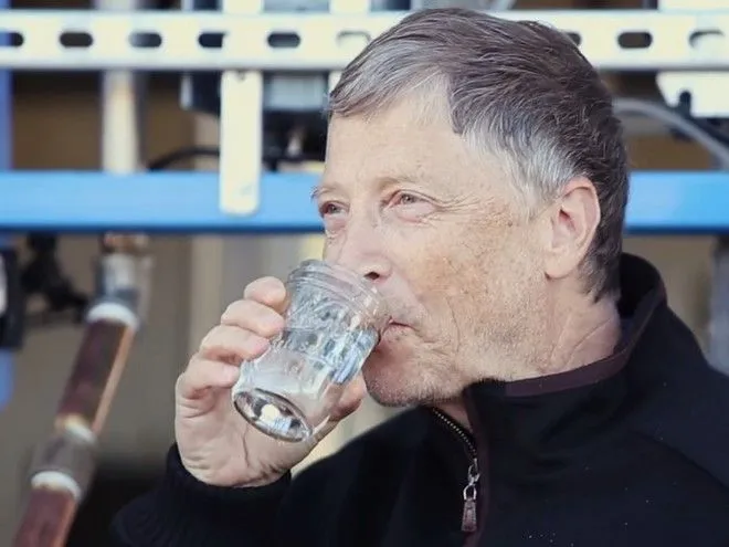 Bill Gates: Φτιάχνει νερό από περιττώματα και... το πίνει!