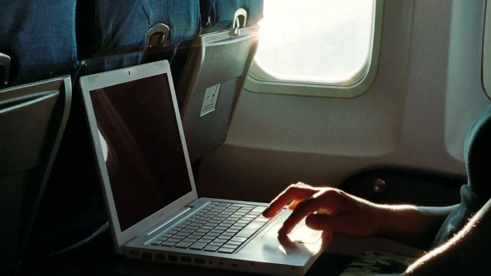 Ταξίδια: Πετώντας με αυτές τις εταιρείες θα έχεις Wi-Fi στο αεροπλάνο!