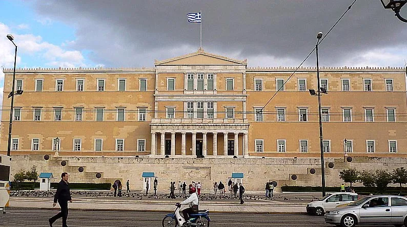 BBC: Σε ποιους χρωστάει τελικά η Ελλάδα;