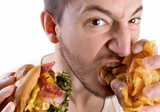 Έρευνα: Πόσο επηρεάζει τον μεταβολισμό μας η κατανάλωση λιπαρών φαγητών;