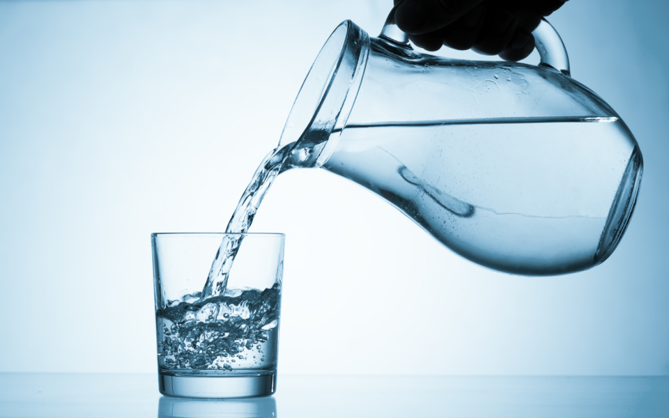 Πόσο νερό πρέπει να πίνουμε επιτέλους;