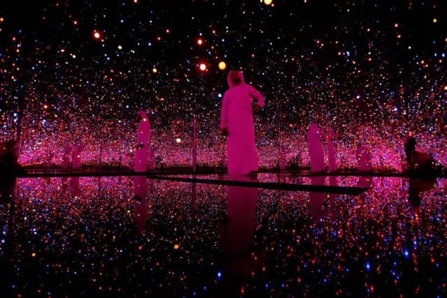 18. Yayoi Kusama - "Infinity Rooms"
