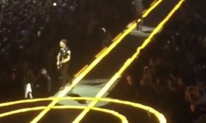 Δείτε την απίστευτη τούμπα του Edge σε συναυλία των U2! (video)