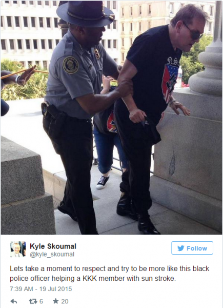 Μαύρος αστυνομικός στις ΗΠΑ βοηθά διαδηλωτή της Ku Klux Klan που έπαθε θερμοπληξία