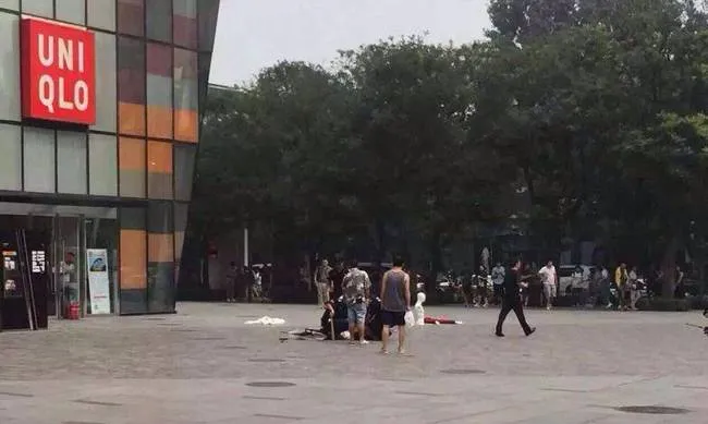 Κίνα: Έσφαξε την γυναίκα του έξω από εμπορικό! [video]