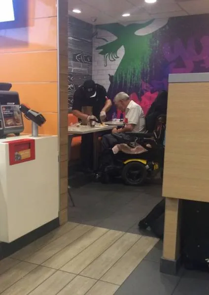 Ταμίας στα McDonald's άφησε το πόστο του για να βοηθήσει τετραπληγικό πελάτη στο γεύμα του
