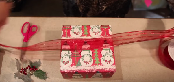 DIY: Τύλιξε μόνος σου τα δώρα των Χριστουγέννων! [video]