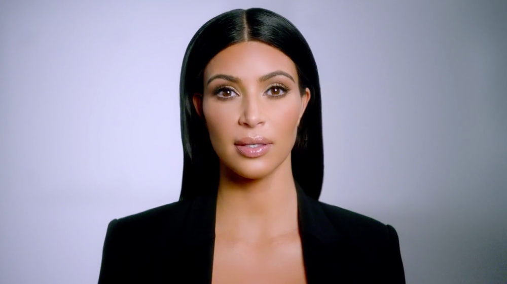 Η Kim Kardashian εκμυστηρεύτηκε ποια από τις αδελφές της δεν έχει ΚΑΘΟΛΟΥ γούστο! (video)