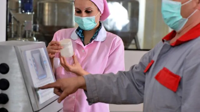 PERSONAL-HYGIENE-Female-and-male-worker-examining-new-beauty-product-000051552350_XXXLarge