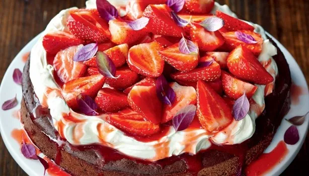Εύκολες συνταγές: Κέικ από Nutella με φράουλες!