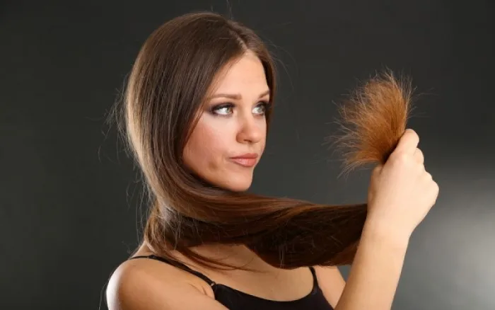 Ψαλίδα: Κόλπα για να την αντιμετωπίσεις χωρίς να κόψεις τα μαλλιά σου!