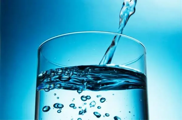 Πόσο νερό πρέπει να πίνουμε ανάλογα με το βάρος;
