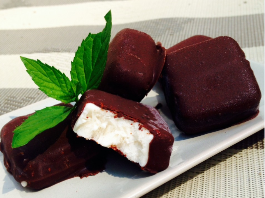 Εύκολες συνταγές: Παγωτίνια βανίλιας με επικάλυψη σοκολάτας!