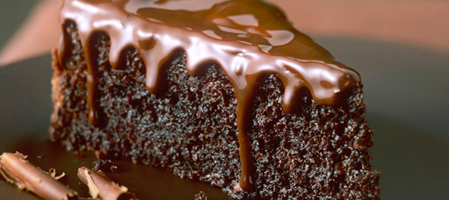 Εύκολη συνταγή: Κέικ με μαύρη ζάχαρη, γιαούρτι και γλάσο σοκολάτας!