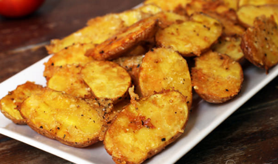 Εύκολες συνταγές: Πατάτες ψητές στο φούρνο με κρούστα παρμεζάνας!