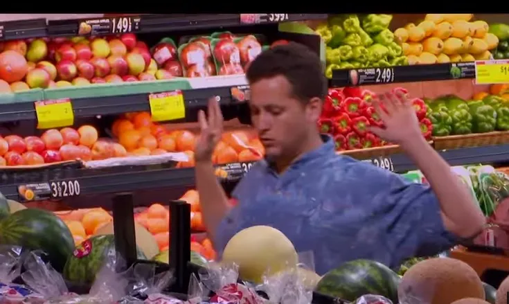 Ο Seth Rogen για το Sausage Party έκανε την πιο επική φάρσα σε super market!