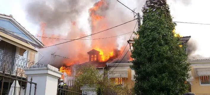 Μεγάλη φωτιά στη Λευκάδα: Καίγονται σπίτια- Εκκενώνουν εκκλησία!