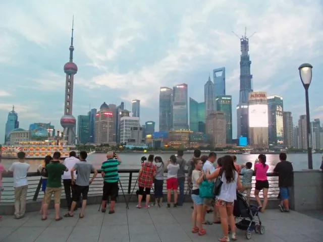 Tourists_photographing_Lujiazui_from_the_Bund,_2013