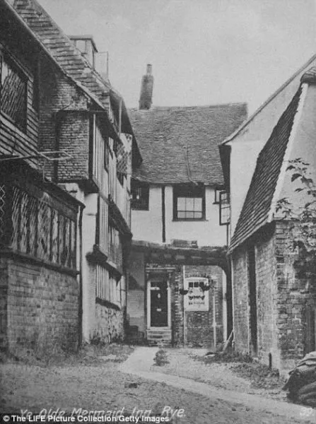 39763F6100000578-3843926-This_centuries_old_coaching_inn_pictured_in_1901_has_apparently_-a-1_1477292743537