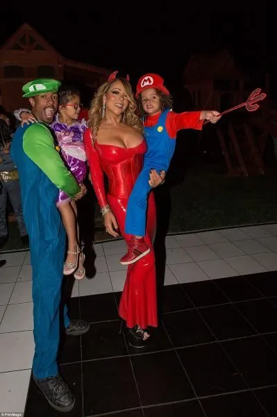 39D4278600000578-0-Halloween_was_an_early_family_affair_for_Mariah_Carey_and_Nick_C-a-122_1477871699173