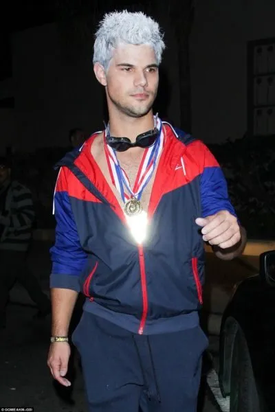 39DFA4C300000578-3888212-Going_for_gold_Taylor_Lautner_transforms_into_Olympic_gold_medal-a-54_1477888356061