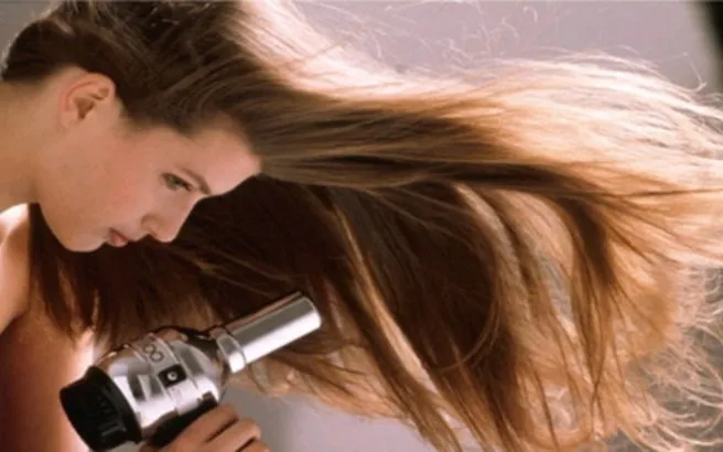 Πώς να κάνεις πιστολάκι στα μαλλιά σου χωρίς να τα καταστρέψεις (βίντεο)