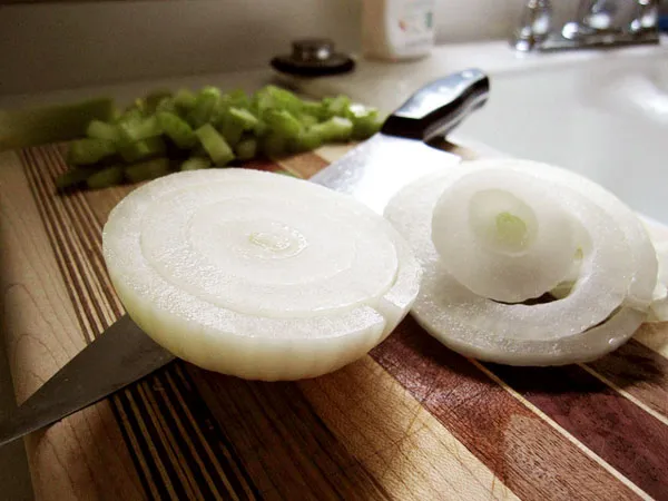 Πως να καθαρίζεις κρεμμύδι χωρίς δάκρυα!
